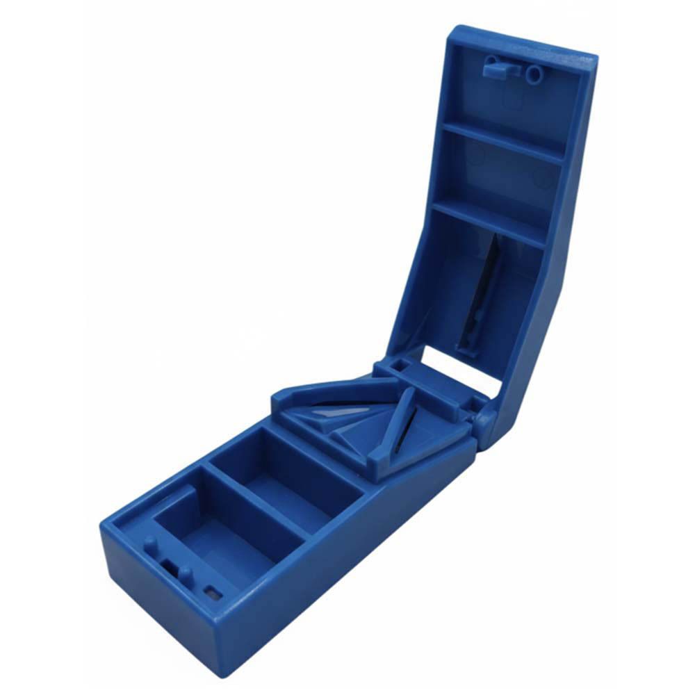 Coupe-comprimés bleu ouvert. Vue intérieure avec compartiments.