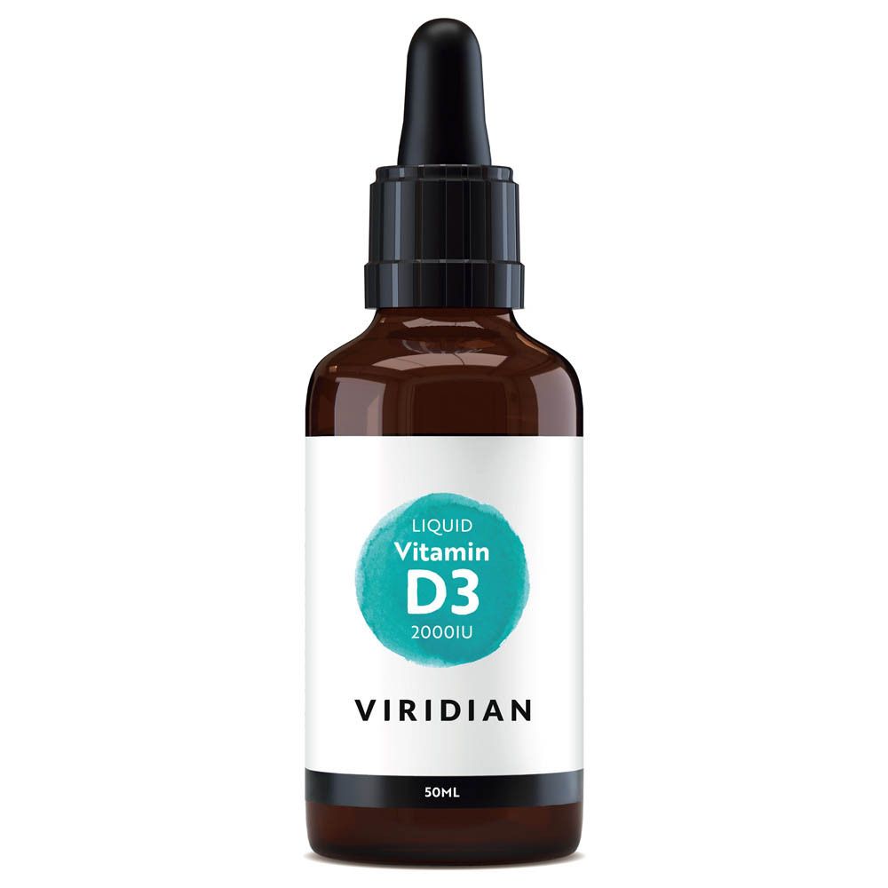 Bruine glazen fles met zwarte dop en pipet. Etiket met blauwe cirkel en tekst: Liquid Vitamin D3 2000iu. Merk: Viridian.