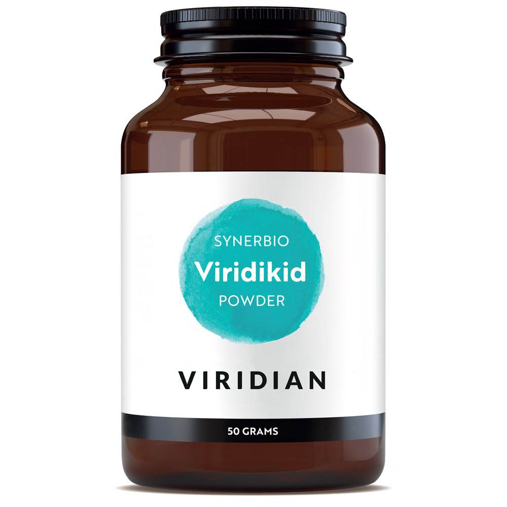 Bruine glazen fles met zwarte dop. Etiket met "Synerbio Viridikid Powder" en "Viridian". "50 grams" eronder.