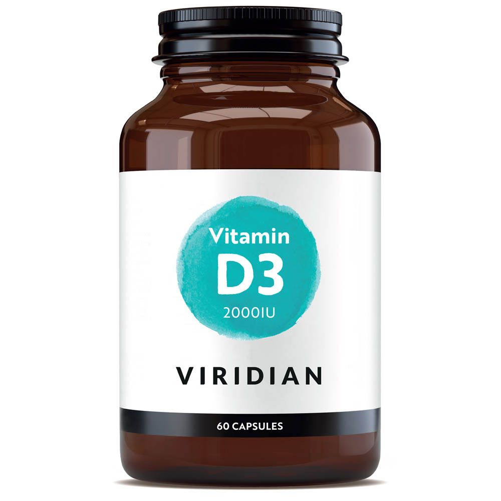 Bruine glazen fles met zwarte dop. Etiket met blauwe cirkel, tekst: Vitamin D3 2000iu, Viridian, 60 capsules.