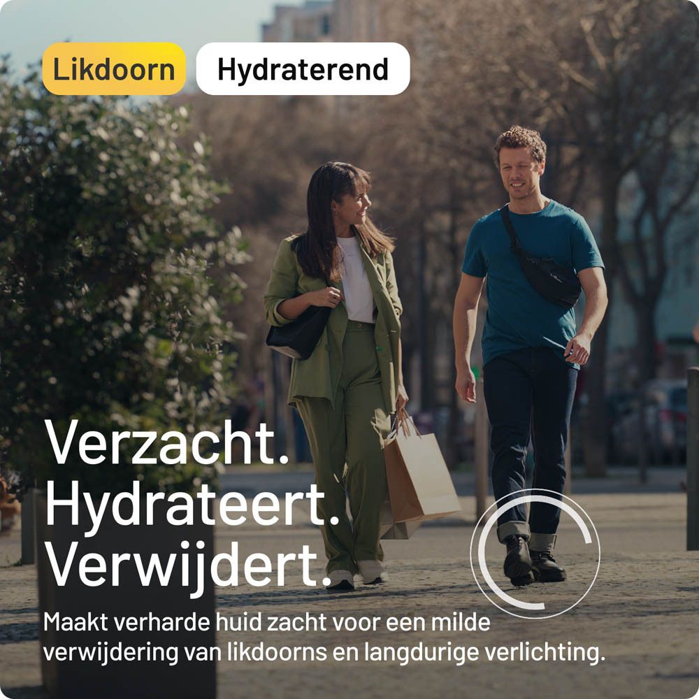 Twee mensen lopen op een stoep. Tekst: 'Verzacht. Hydrateert. Verwijdert.' Productafbeelding met voet.