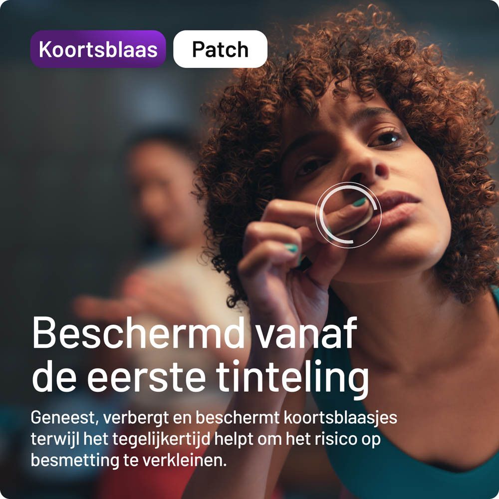 Vrouw raakt lip aan. Tekst: Beschermd vanaf de eerste tinteling. Compeed® koortslip.
