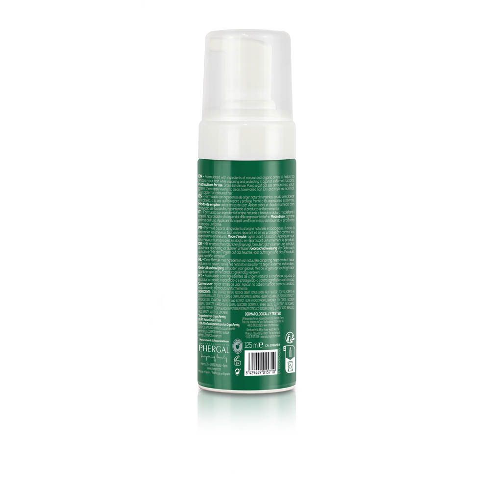 Achterkant van de witte fles met groen etiket. Tekst in meerdere talen. Barcode en COSMOS NATURAL-logo.