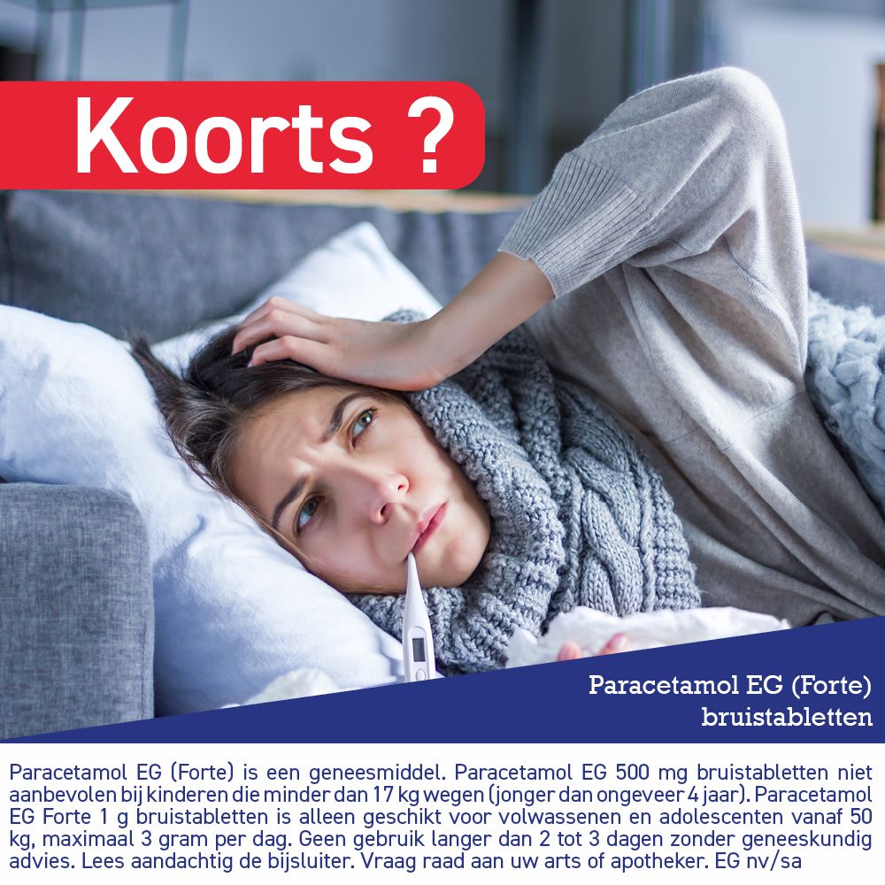 Zieke vrouw met thermometer in mond, omwikkeld met dekens. Paracetamol EG Forte bruistabletten.