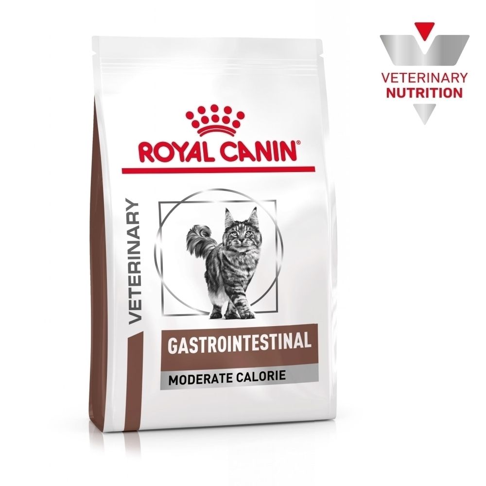 Sac de croquettes Royal Canin Veterinary Feline Gastrointestinal Moderate Calorie avec un chat.