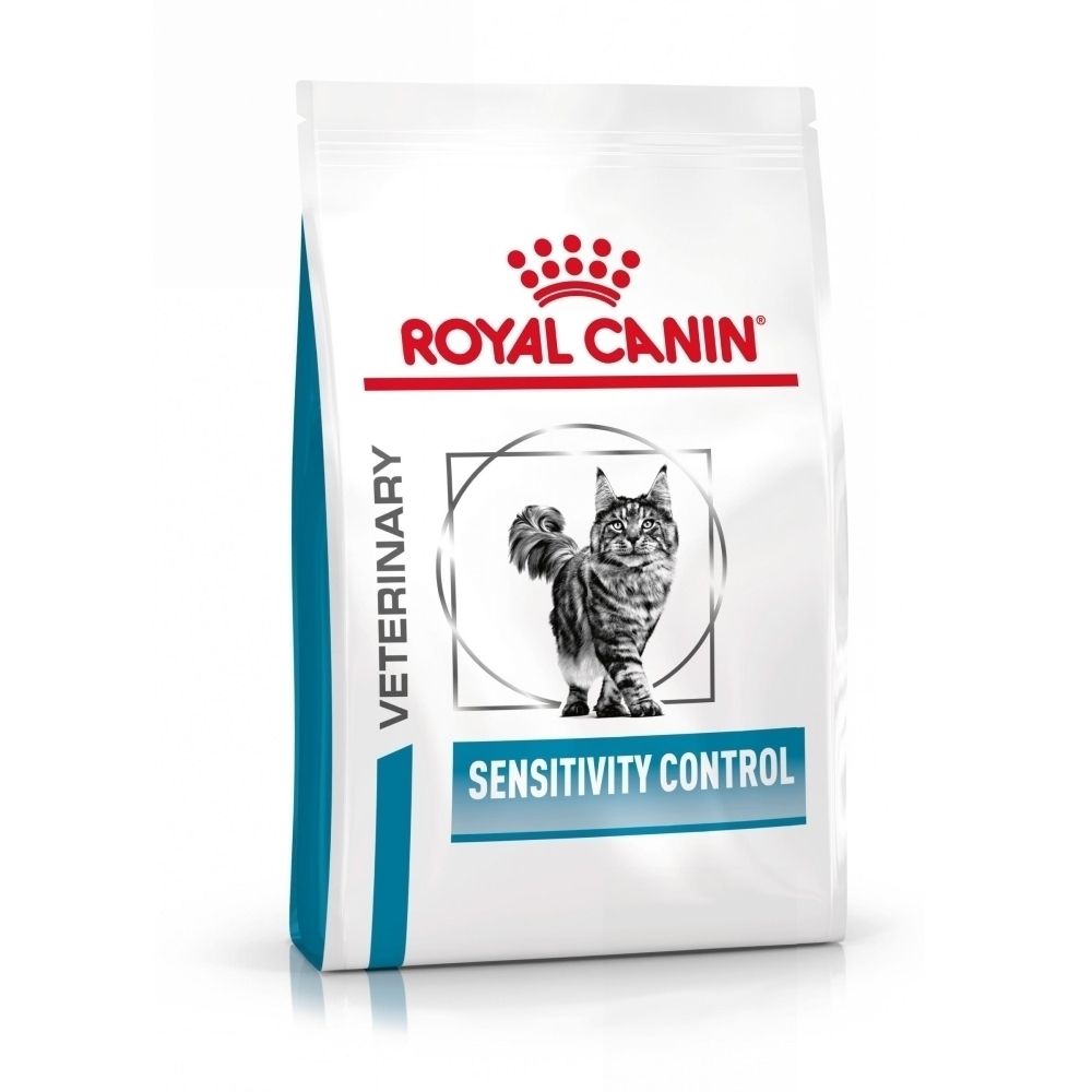 Zak ROYAL CANIN® Veterinary Sensitivity Control kattenvoer met een kat.