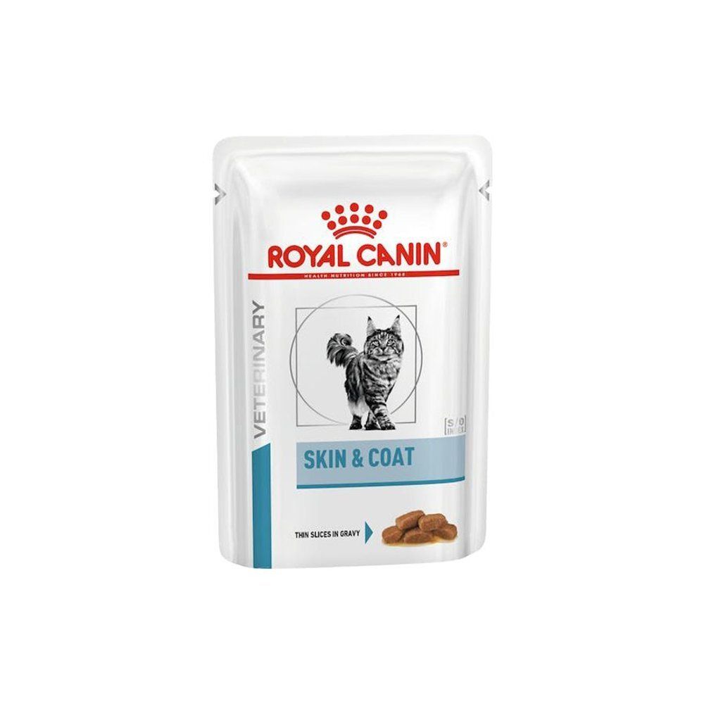 Zakje Royal Canin Veterinary Skin & Coat van 85g. Dunne plakjes in saus. Kat en voer afgebeeld.