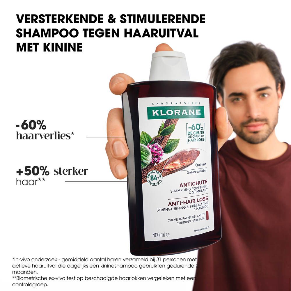 Man houdt shampoo fles vast. Tekst: -60% haarverlies, +50% sterker haar.