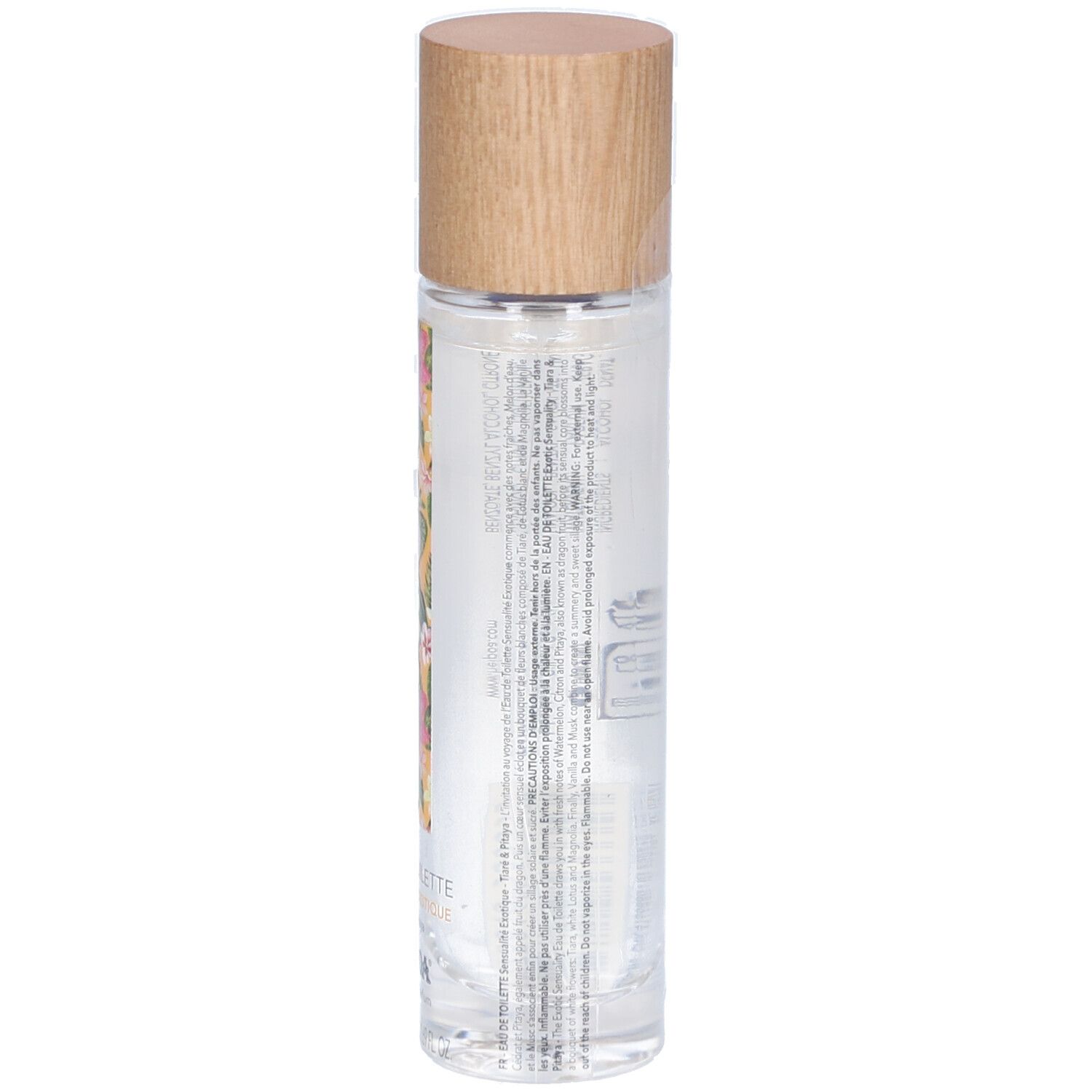 Vue arrière du flacon cylindrique. Bouchon en bois. Étiquette jaune à motifs floraux. Texte et code-barres. Liquide transparent visible.