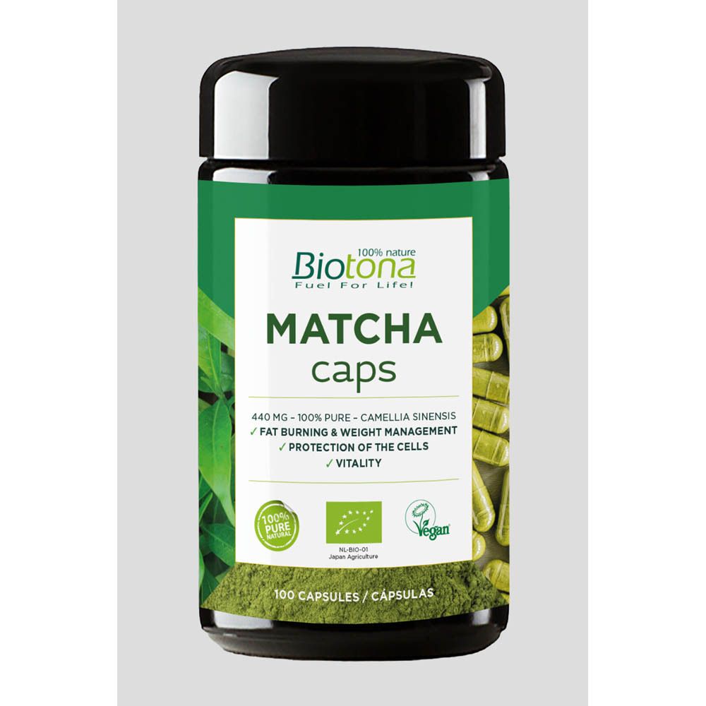 Groene capsules in een pot. Opschrift: Biotona Matcha caps. 100% natuurlijk, bio-label, vegan logo.