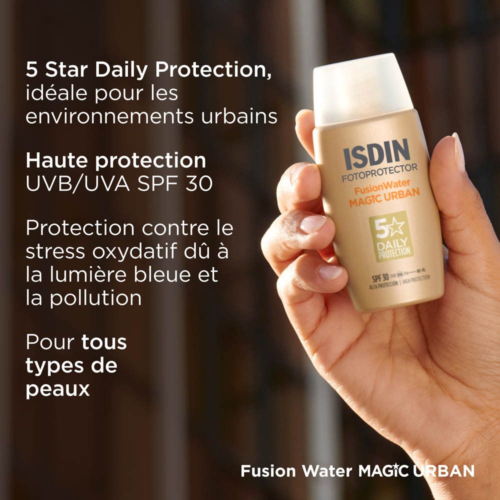 Flacon ISDIN Fotoprotector Fusion Water Magic Urban. Texte: 5 Star Daily Protection, SPF 30.