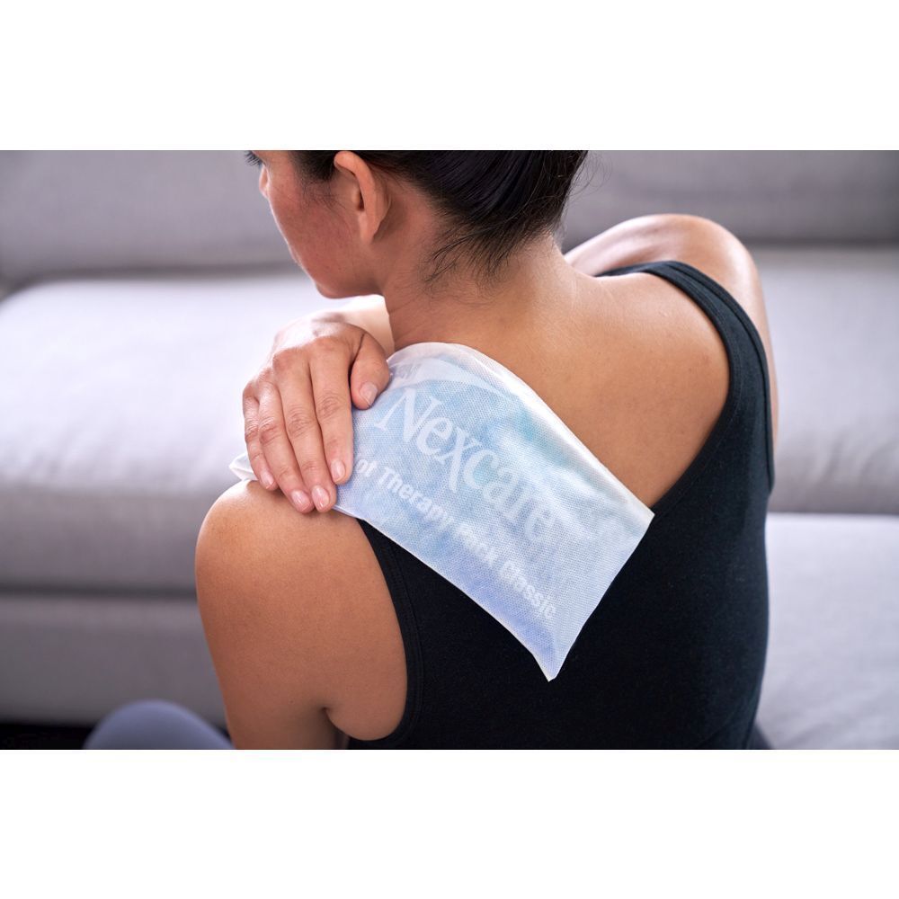3M Nexcare ColdHot Therapy Pack. Produit appliqué sur le dos d'une personne.