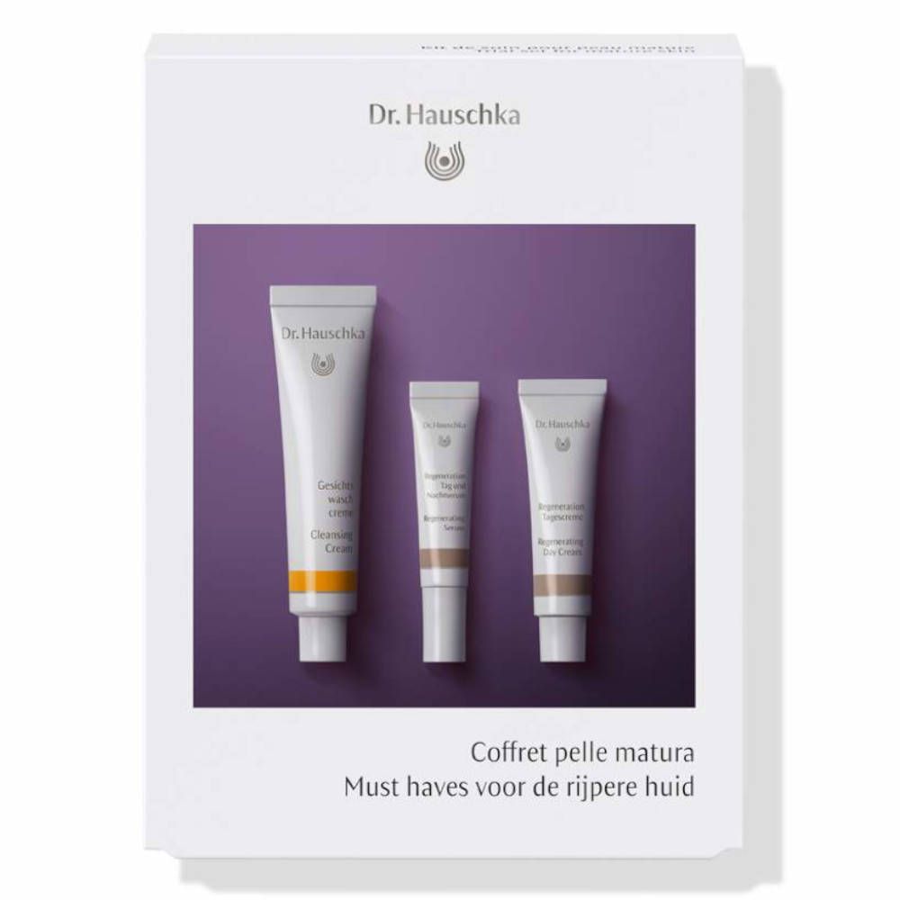 Trois tubes dans un emballage blanc avec fond violet. Inscription : Dr. Hauschka, Must-Haves pour peau mature.