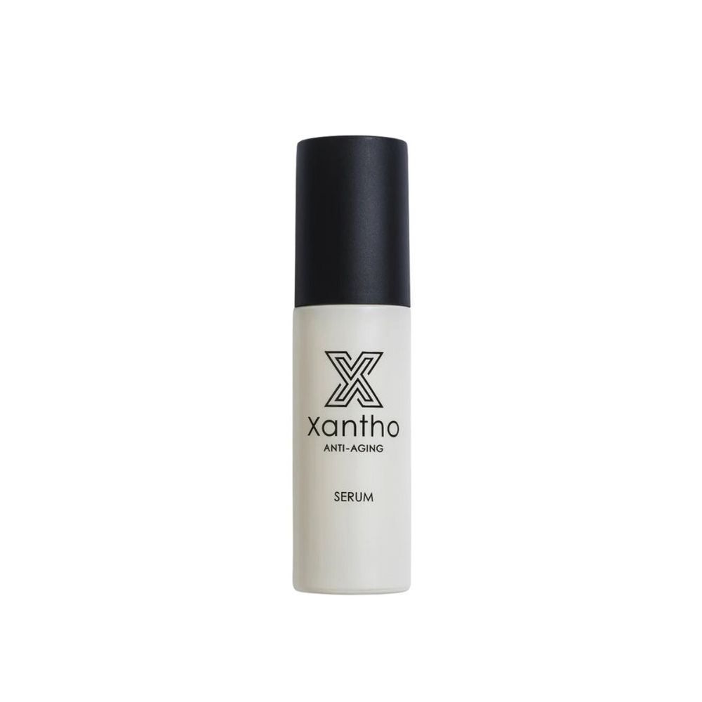 Wit serum met zwarte dop. Opschrift: Xantho Anti-Aging Serum.