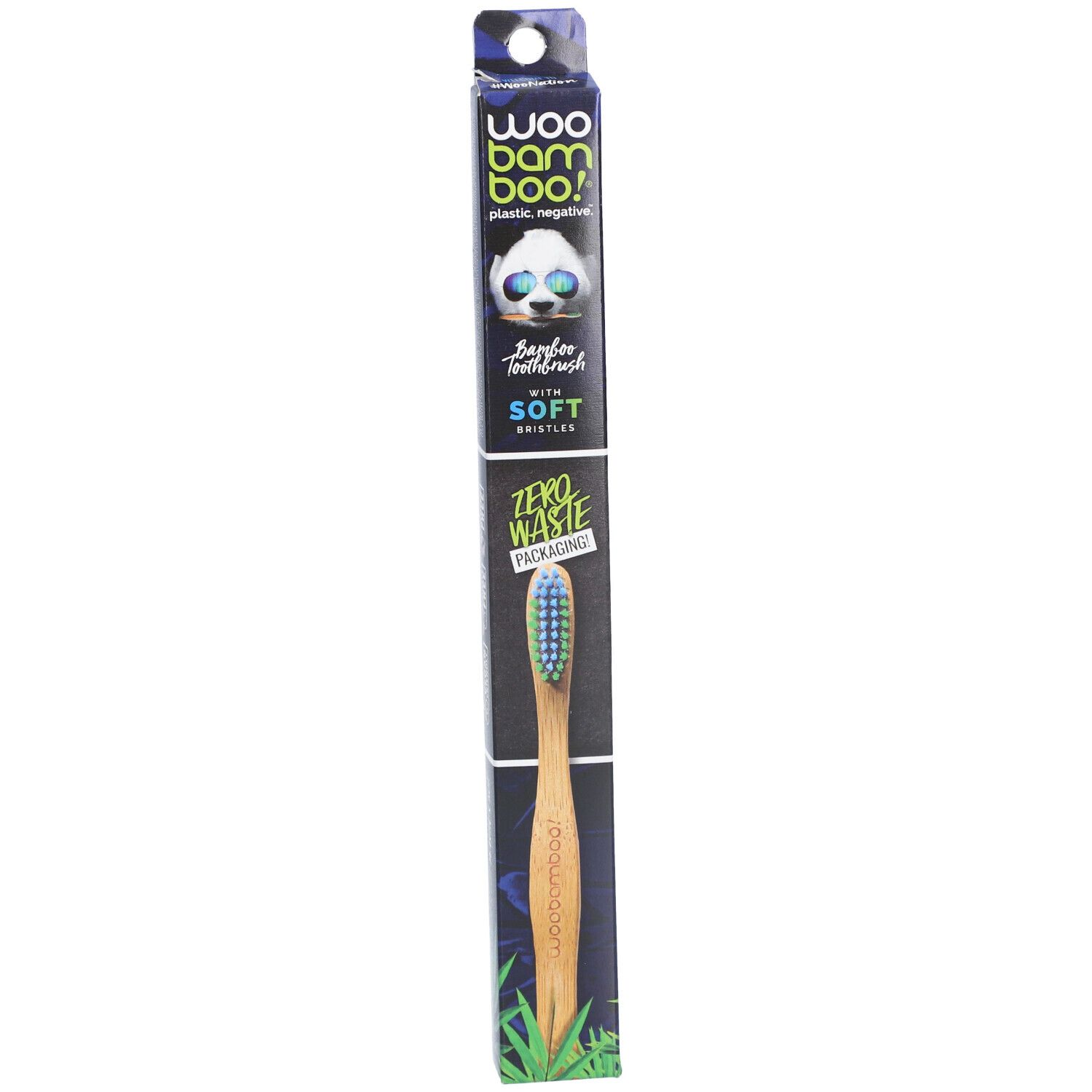 Tandenborstel in verpakking. Bamboe tandenborstel met zachte borstelharen. Verpakking met panda logo en productnaam.