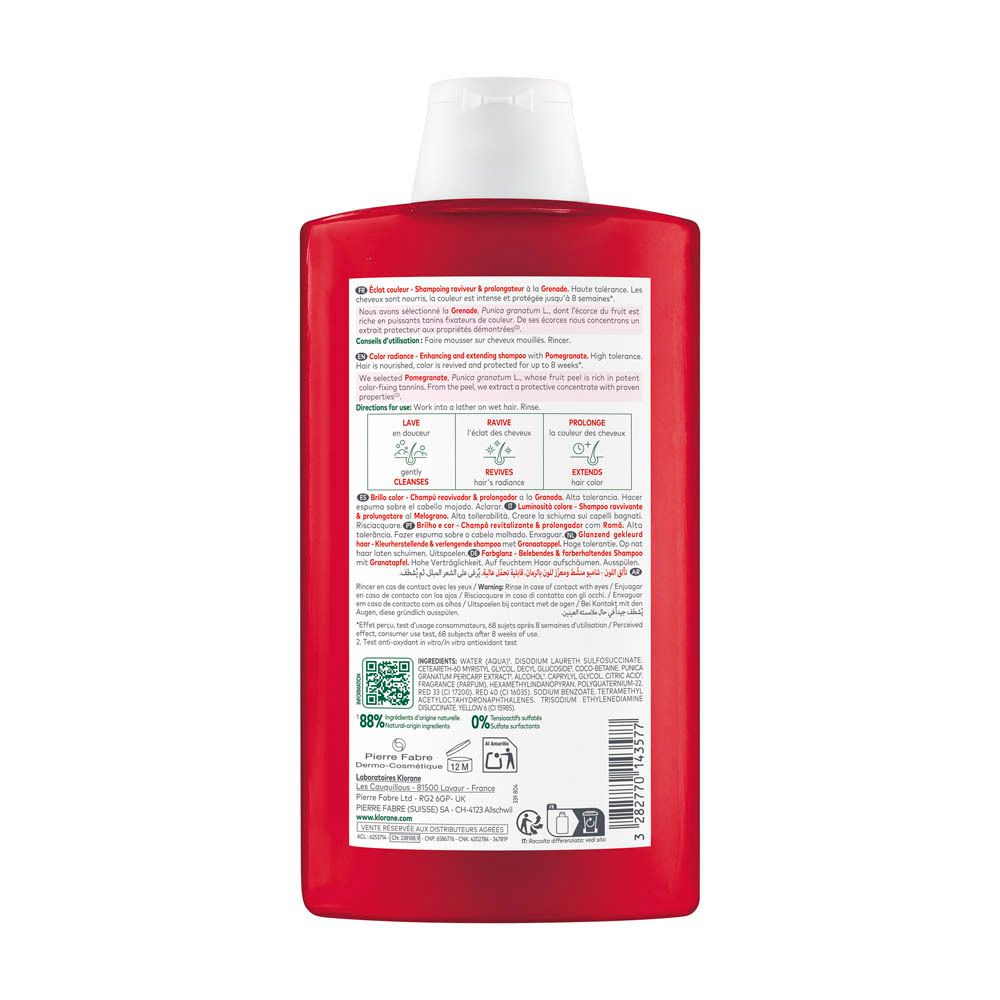 Dos du flacon de shampooing rouge. Texte et logos sur l'étiquette.