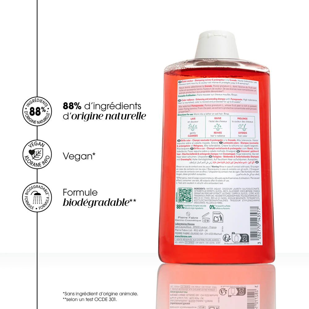 Dos du flacon de shampooing rouge. Texte et logos sur l'étiquette.