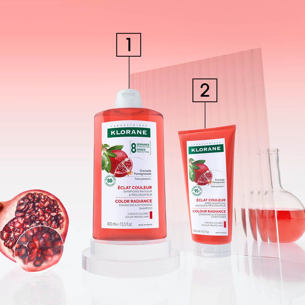 Deux produits de shampooing rouges. Grenade et accessoires de laboratoire.