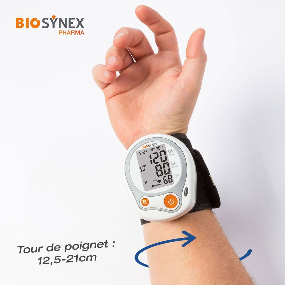 Biosynex pols bloeddrukmeter om de pols gedragen. Polsomtrek: 12,5-21 cm. Pijl wijst naar pols.