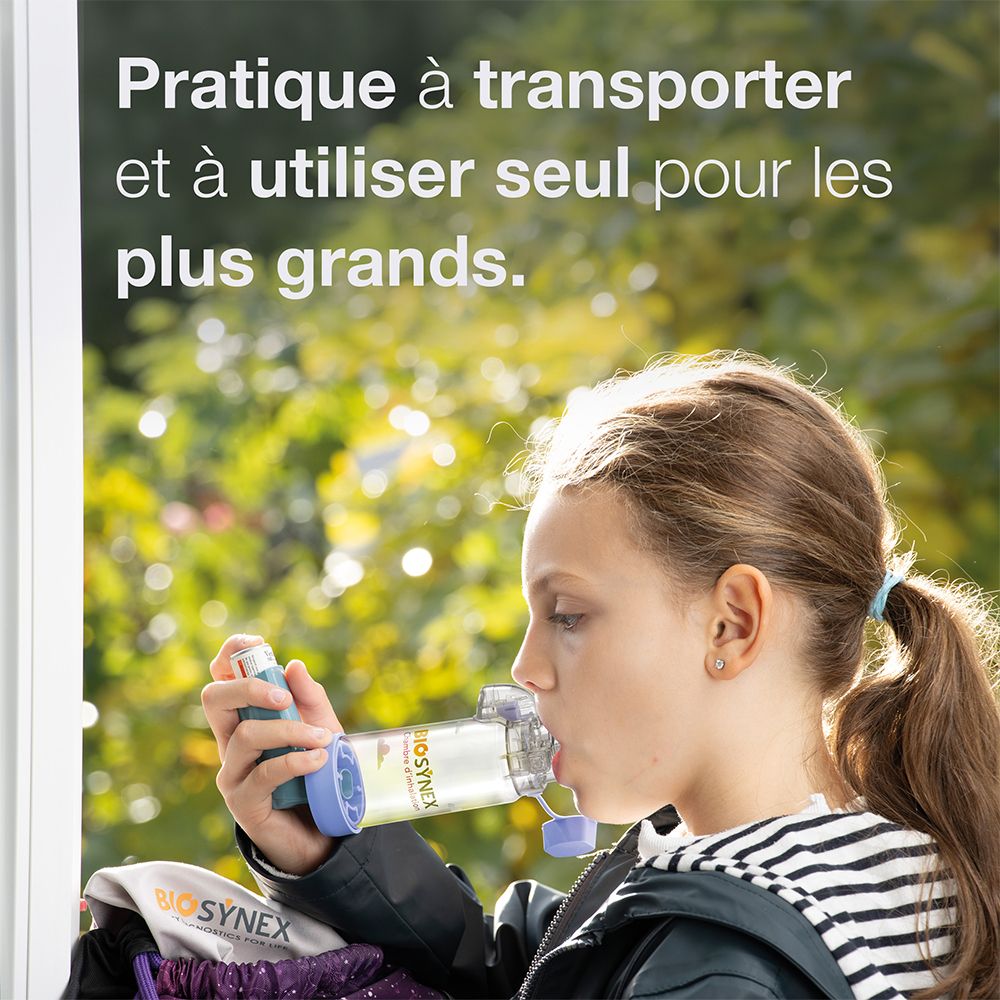 Ouder kind gebruikt Biosynex inhalatiekamer met dosisaerosol voor inhalatie.