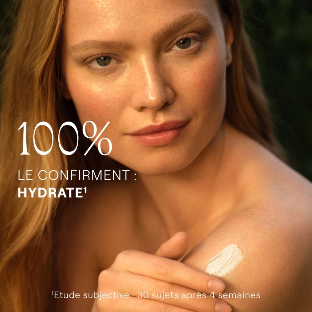 Femme à la peau radieuse, confirmant 100% d'hydratation.