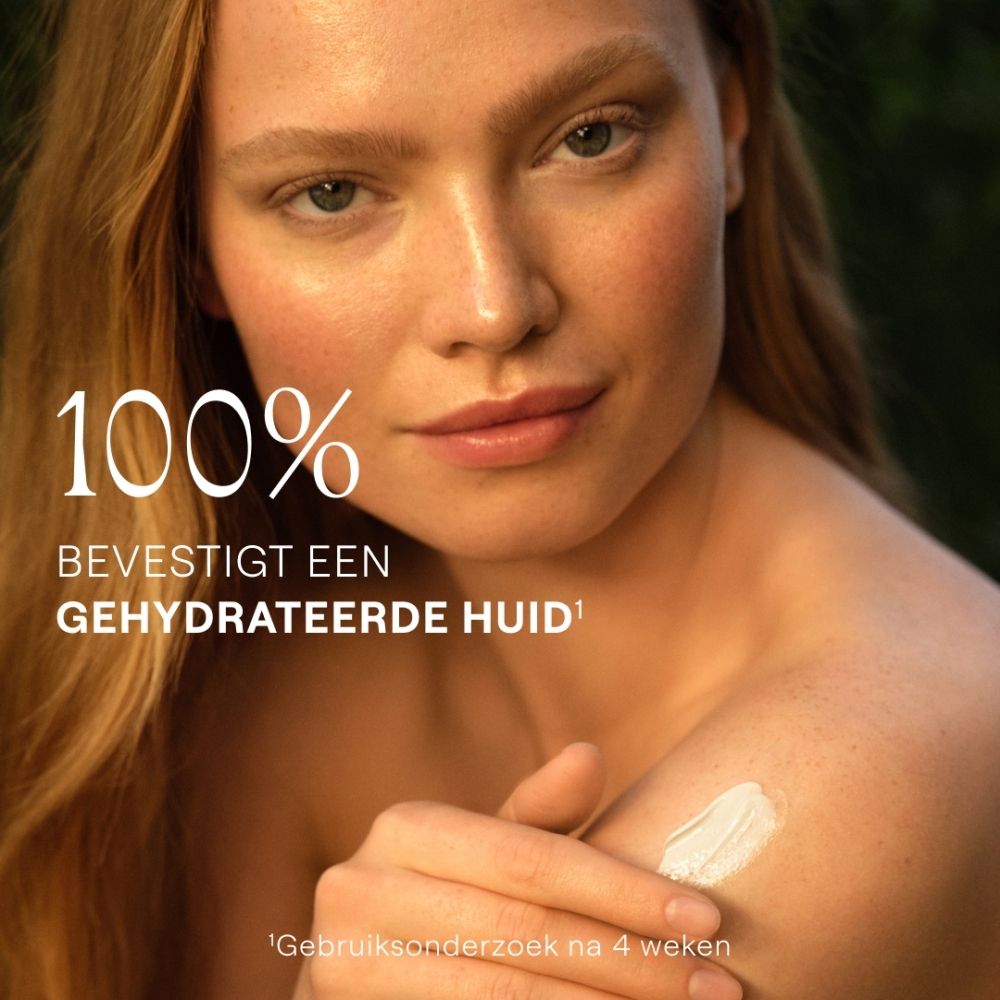 Vrouw met stralende huid, bevestigt 100% hydratatie.