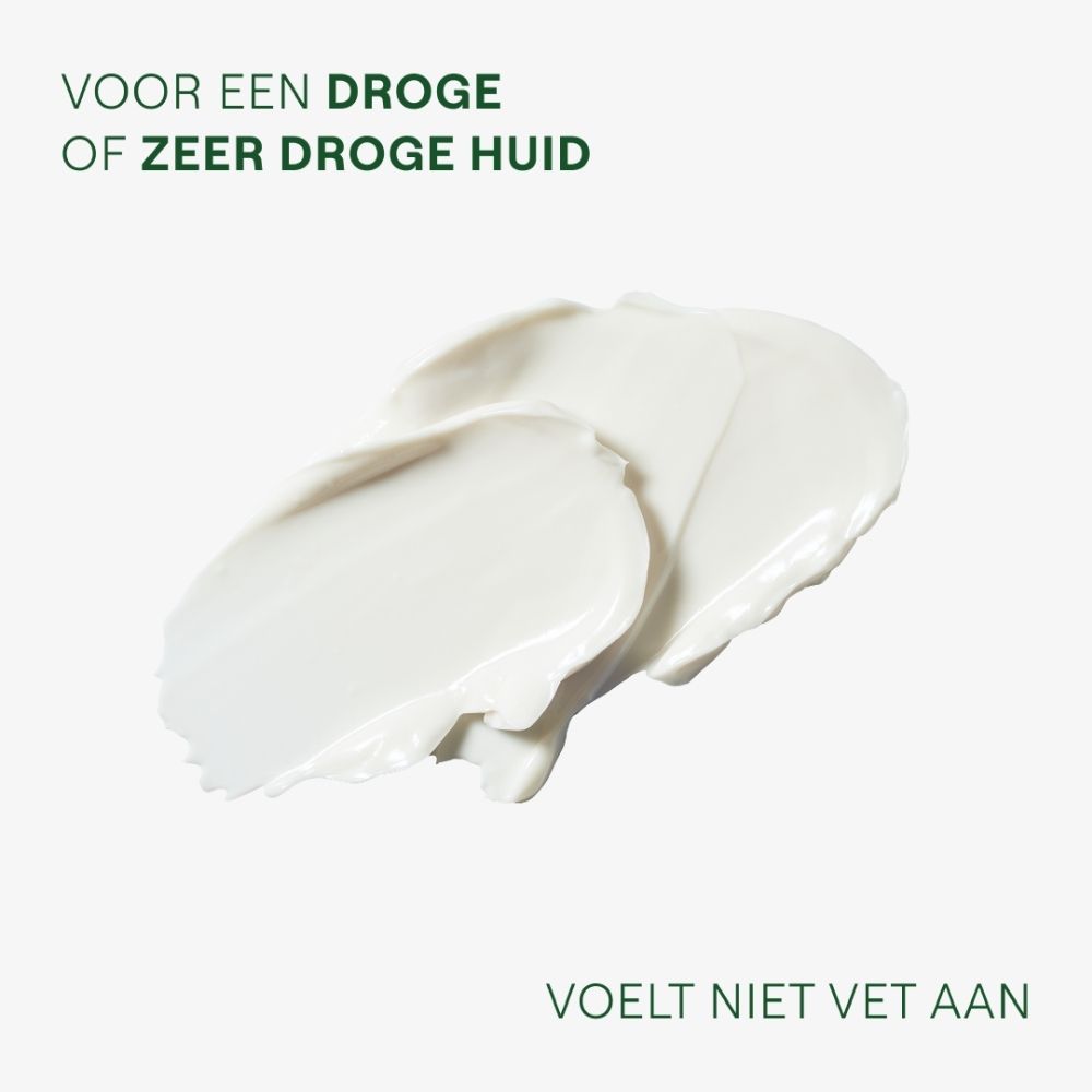 Textuurstalen van Weleda Skin Food Body Butter op een grijze achtergrond.