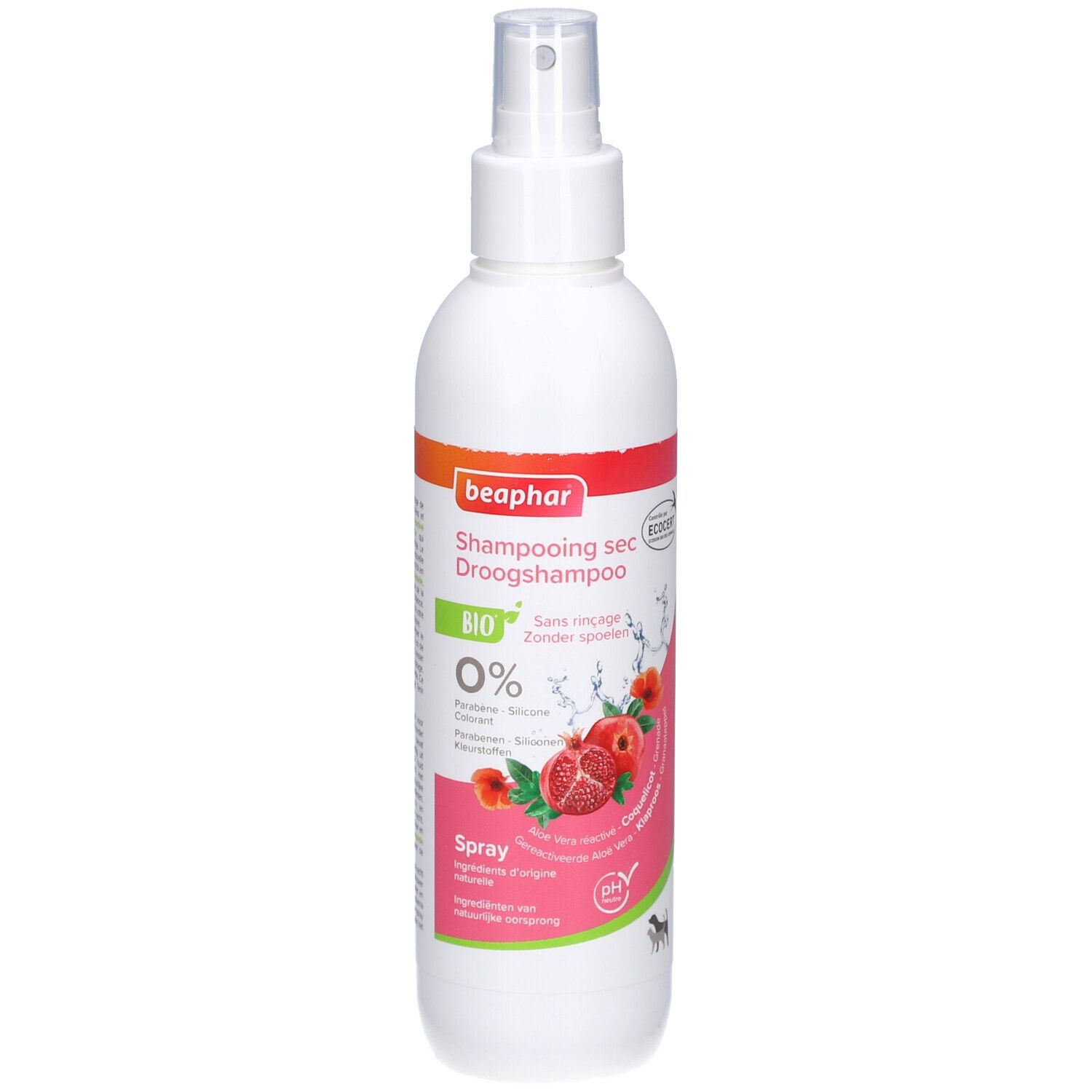 Flacon spray blanc avec bandeau rouge et orange. Inscription : Beaphar, Shampooing sec, Bio, 0%, Spray. Illustration de grenade et d'hibiscus.