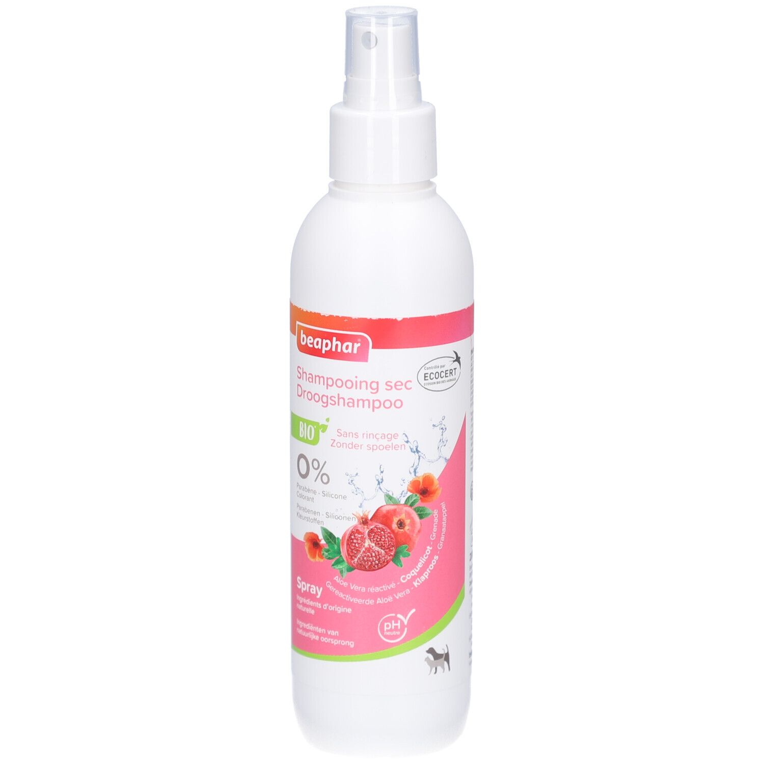 Flacon spray blanc avec bandeau rouge et orange. Inscription : Beaphar, Shampooing sec, Bio, 0%, Spray. Illustration de grenade et d'hibiscus. Logo ECOCERT.