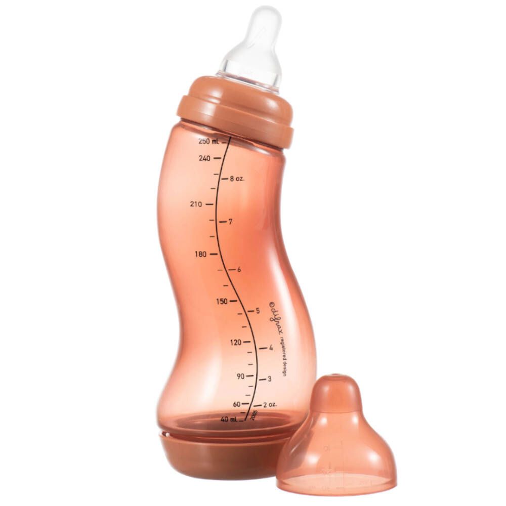 Roze S-fles met schaalverdeling. Speen en dop ernaast. Gebogen vorm, anti-koliek functie.