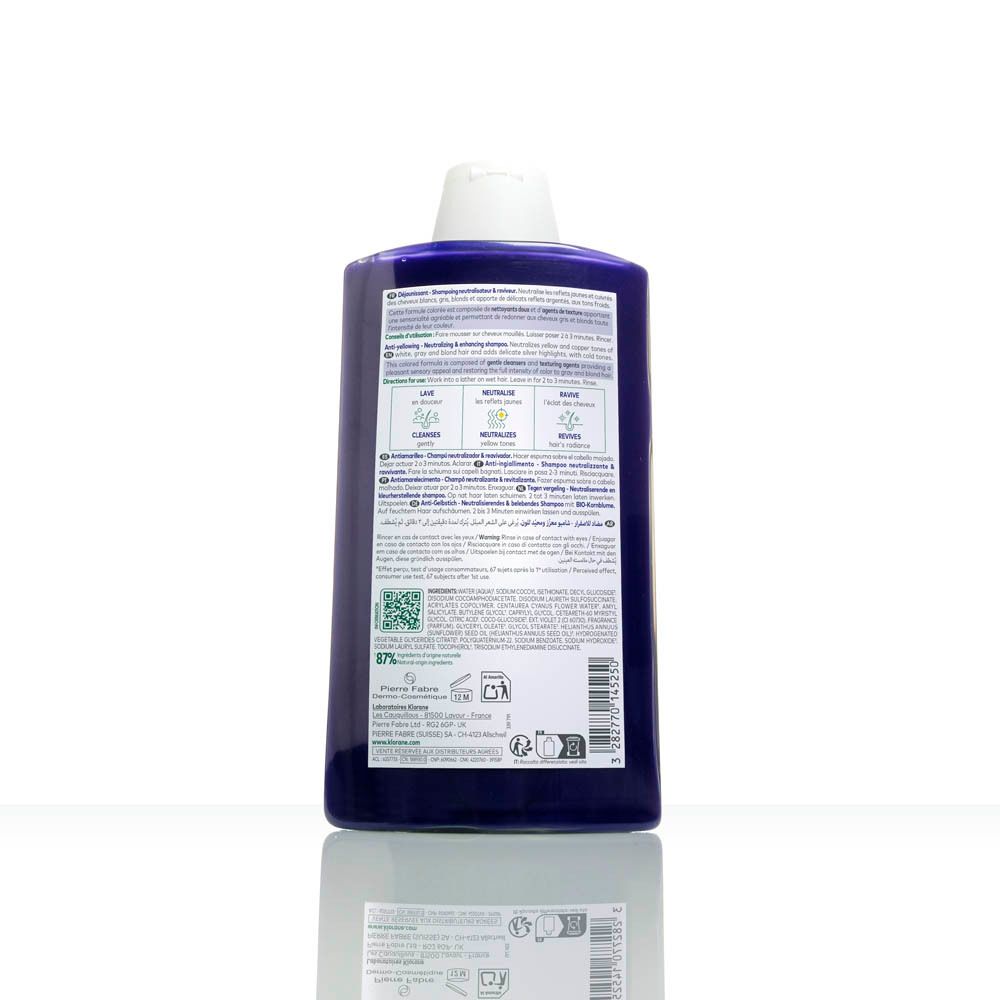 Achterkant van de shampoo fles. Tekst: ingrediënten, merkinformatie, QR-code, recycling instructies.