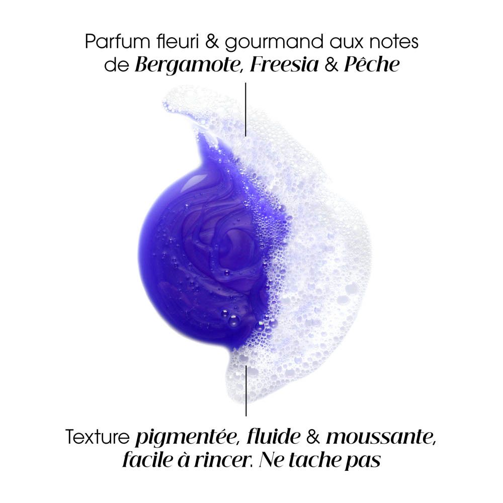 Texture de shampooing violet. Texte : parfum floral, bergamote, freesia, pêche. Pigmentée, fluide, moussante, facile à rincer.