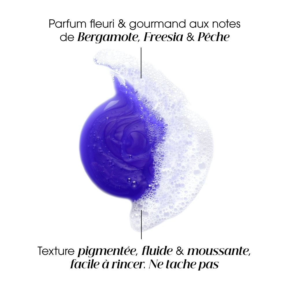 Texture de shampooing violet avec mousse. Parfum Bergamote, Freesia & Pêche. Texture fluide, moussante, facile à rincer.