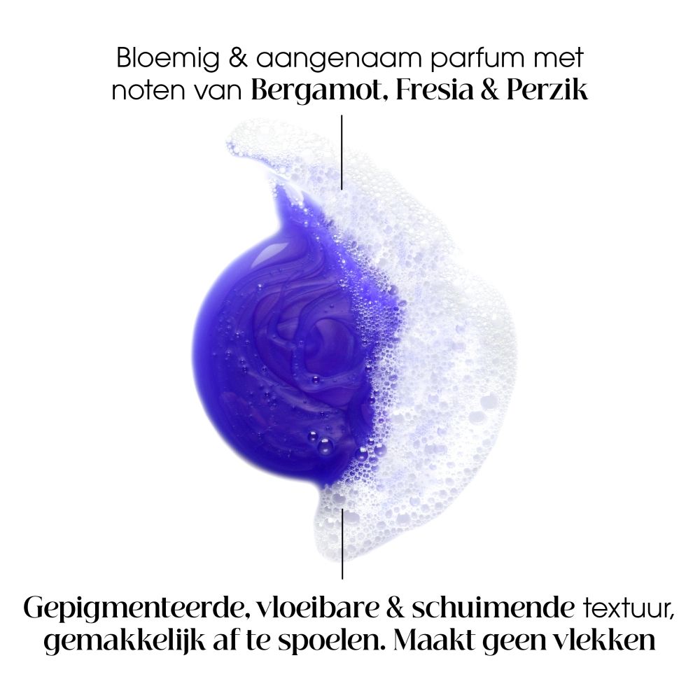 Paarse shampoo textuur met schuim. Geur van Bergamot, Freesia & Perzik. Vloeiende, schuimende textuur, makkelijk uit te spoelen.