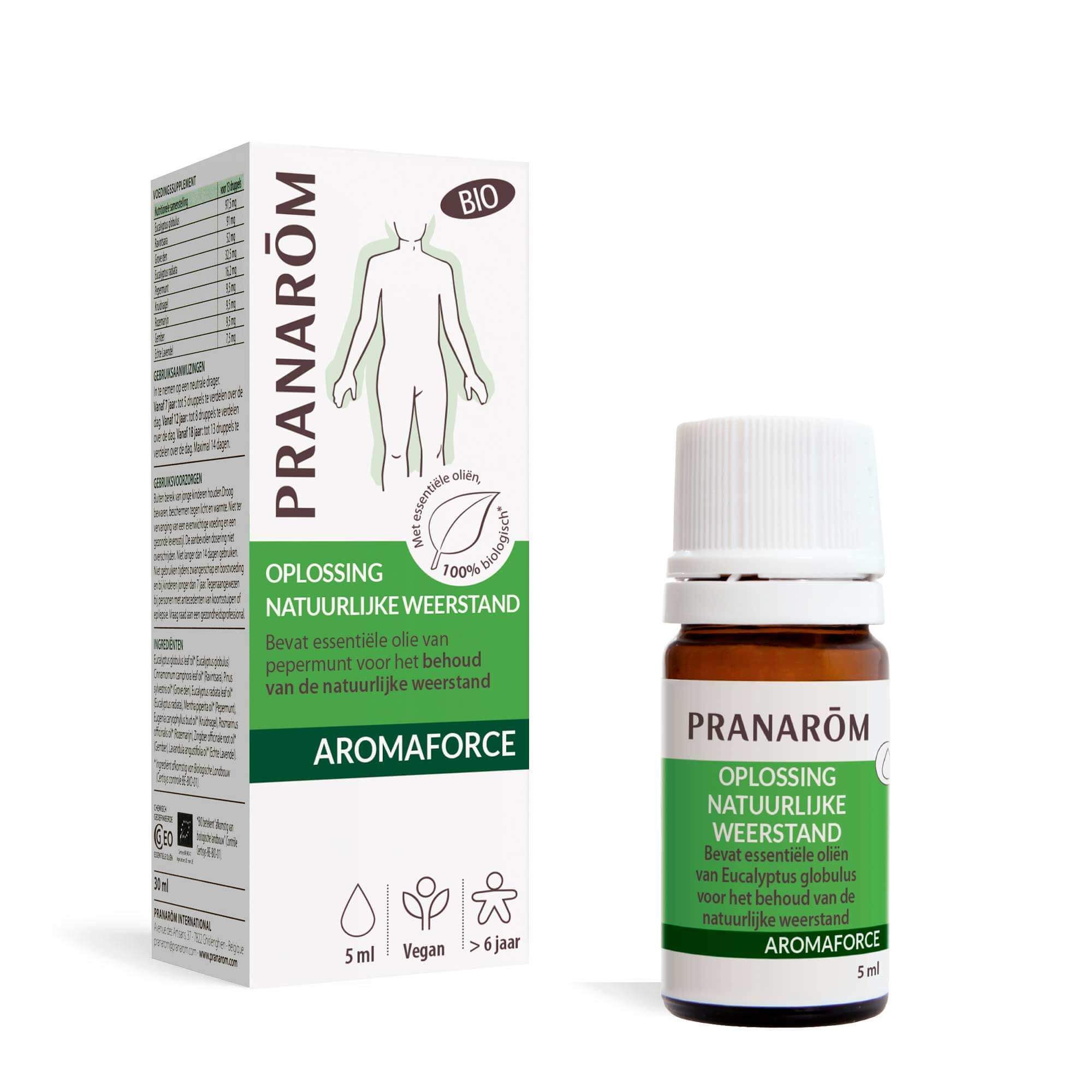 Bruine fles, doos. Tekst: PRANAROM, OPLOSSING NATUURLIJKE WEERSTAND, AROMAFORCE. Bio-label.