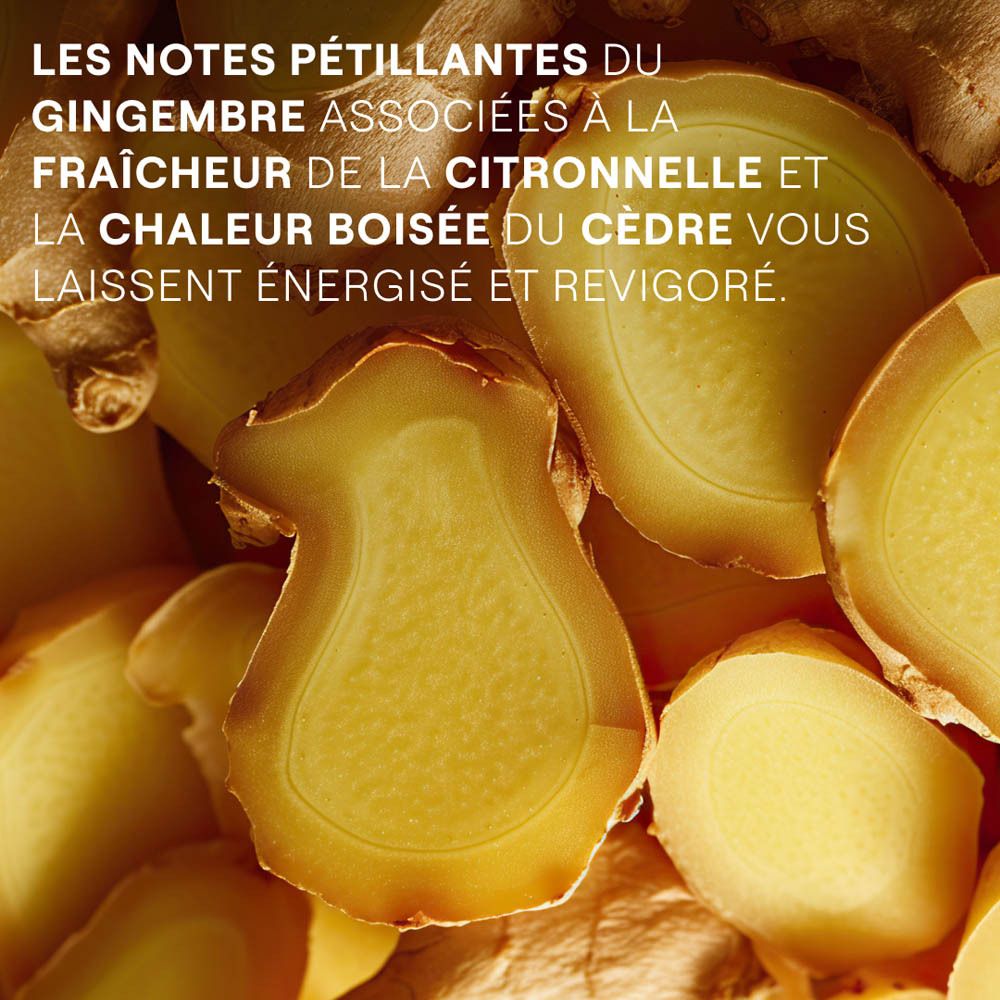 Femme se douche. Tube de gel douche Weleda Energy jaune en arrière-plan. Mousse sur la peau.