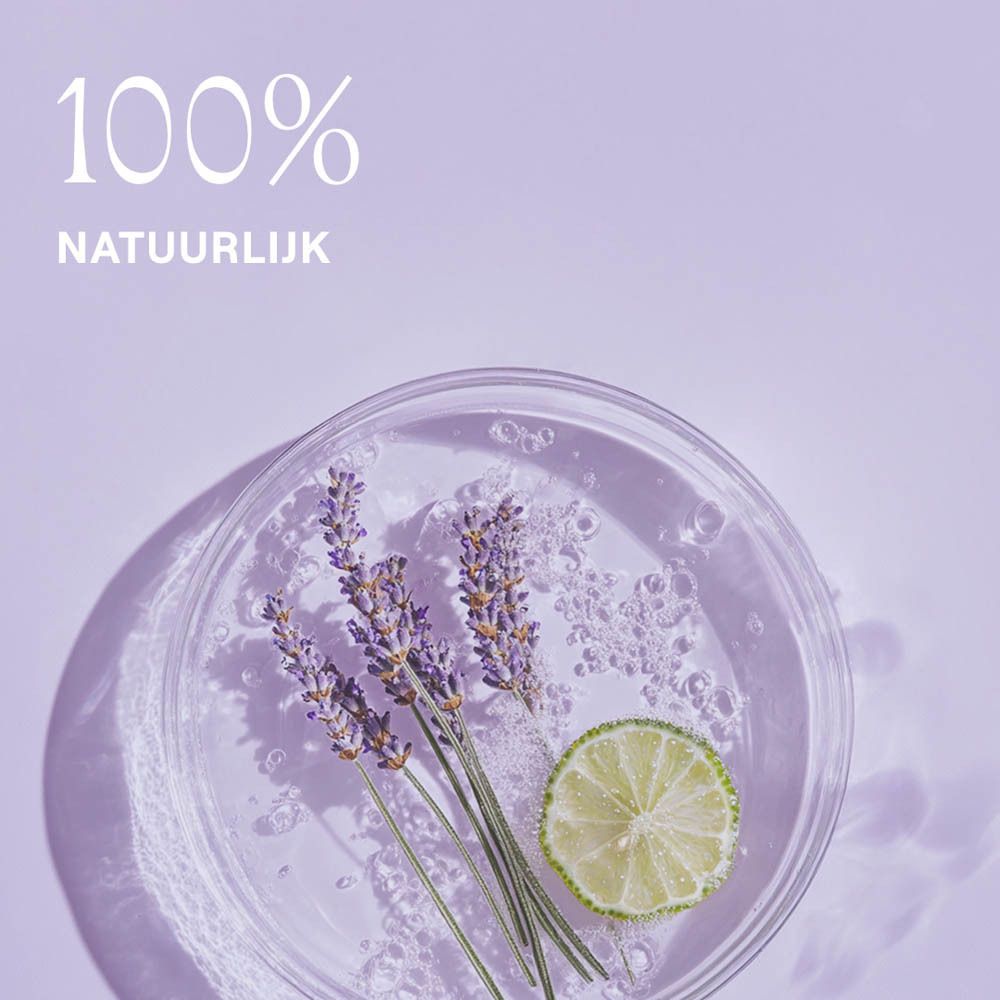 Glazen bakje met lavendeltakjes en schijfje limoen. Tekst: 100% natuurlijk.