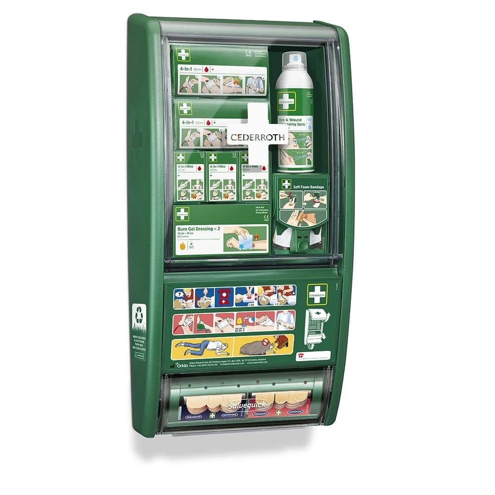 Groen EHBO-station met transparante klep, gevuld met verbandmiddelen en instructies.
