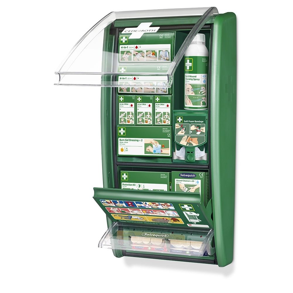 Armoire murale verte de premiers secours avec couvercle transparent rabattable, remplie de matériel de premiers secours.