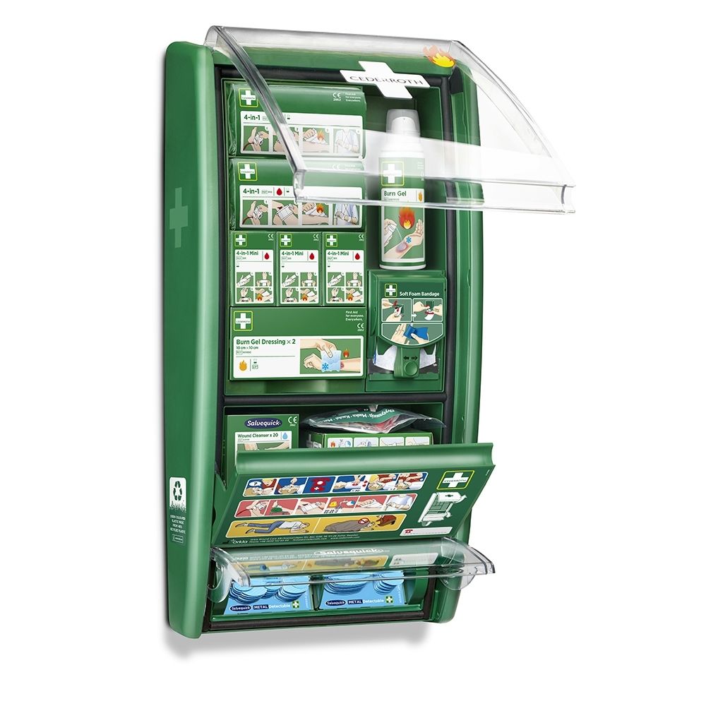 Wandmontage EHBO-station met geopende transparante klep, gevuld met verbandmiddelen.