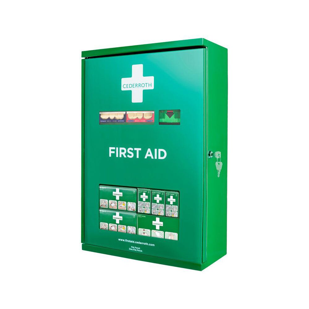 Groene EHBO-kast met wit kruis en tekst Cederroth. De kast heeft een deur en een slot.
