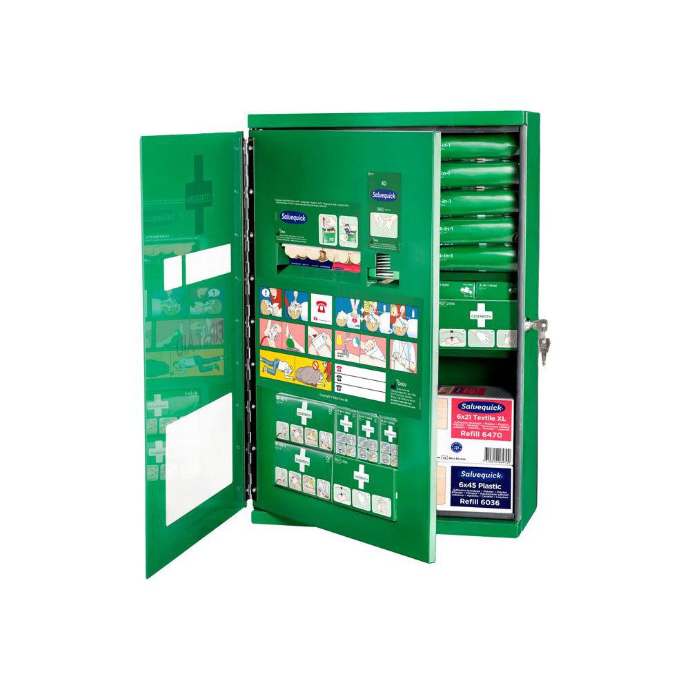 Groene EHBO-kast, deur open. Binnenkant met verbandmiddelen en instructies. Sleutel in het slot.