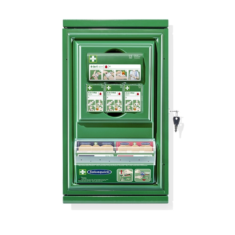 Groen EHBO-station met gesloten deur, gevuld met verbandmiddelen en pleisters.
