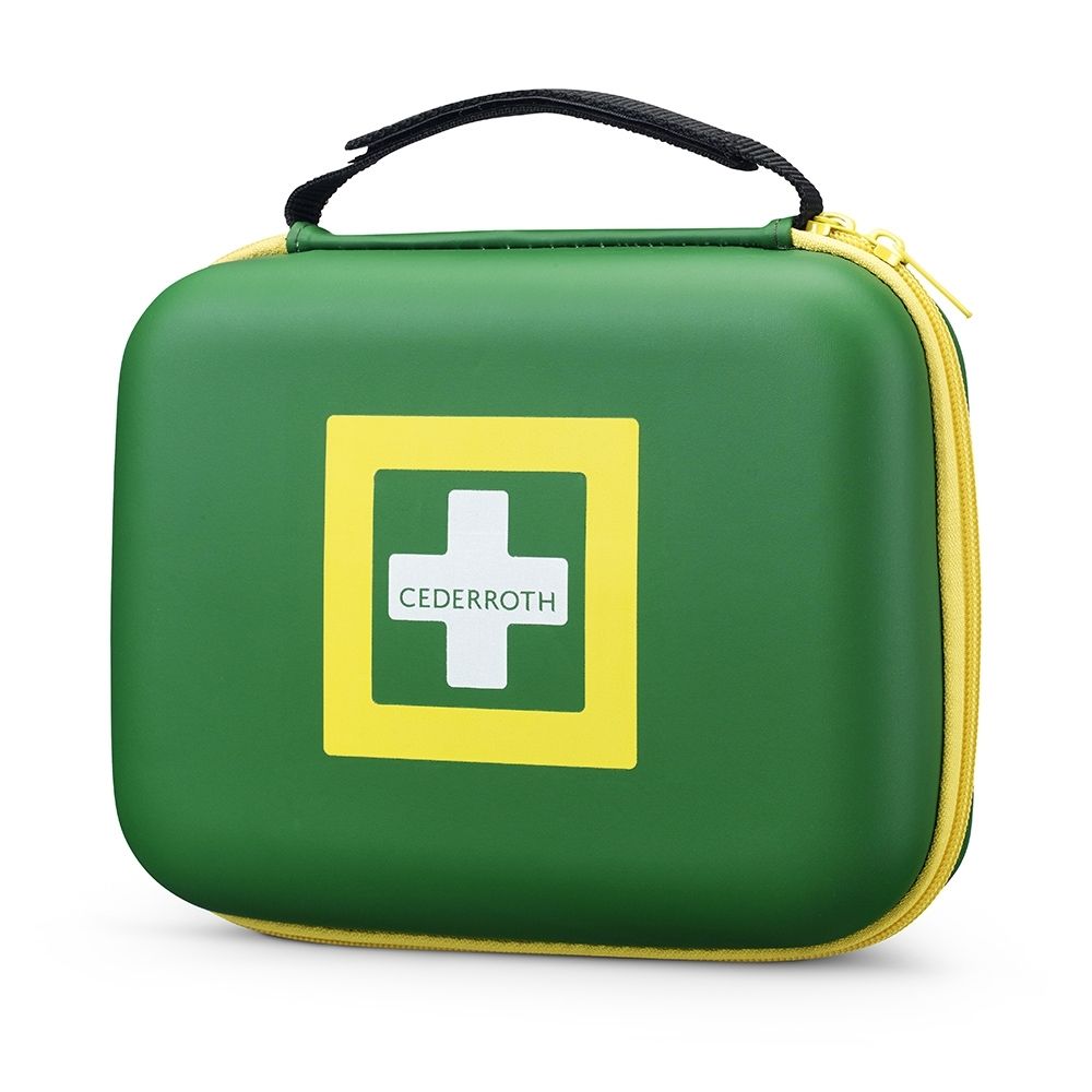 Boîte de premiers secours verte fermée avec bordure jaune. L'étiquette blanche montre une croix rouge et des icônes pour plaies, respiration, circulation, brûlures, chutes.