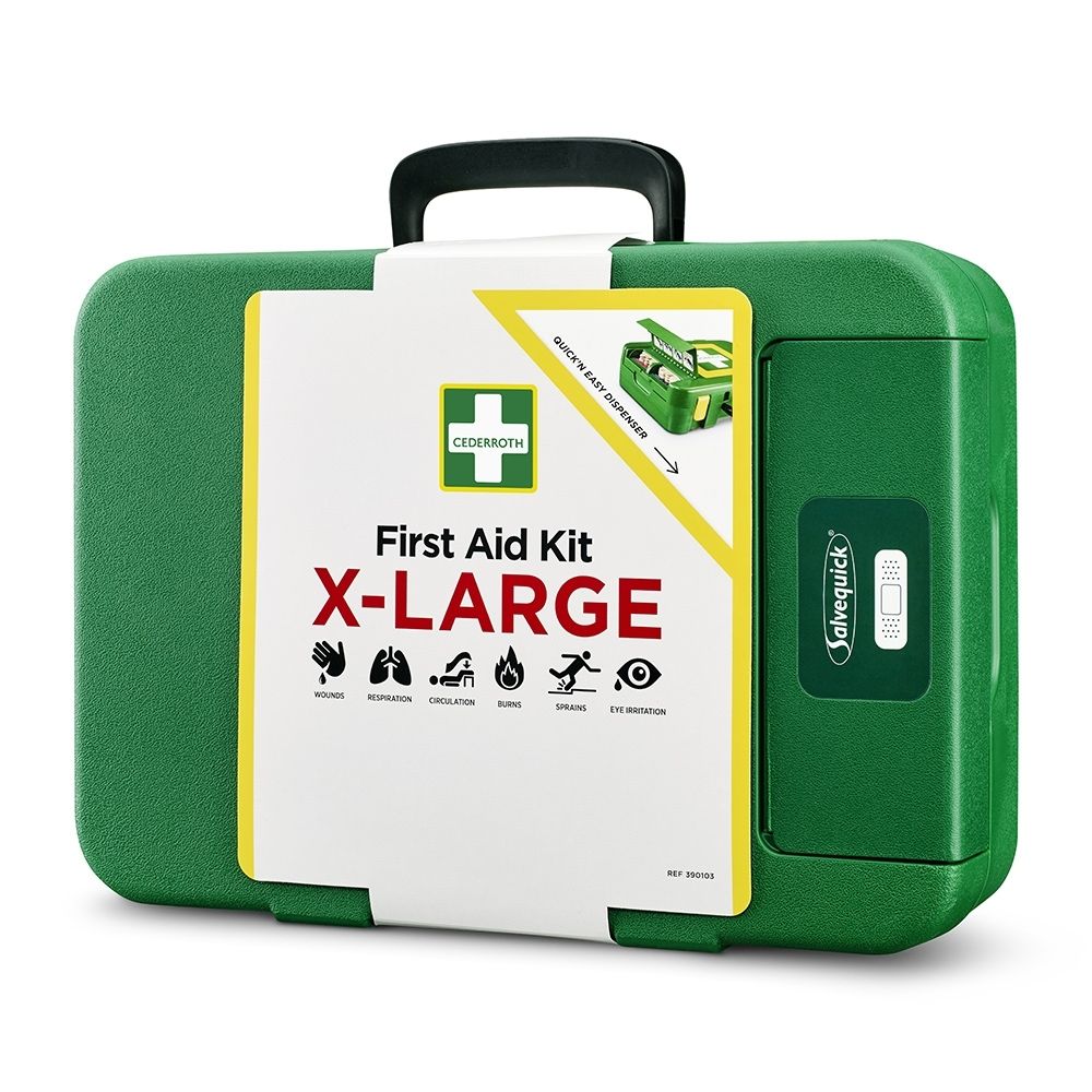 Boîte de premiers secours verte avec fermoirs et poignée jaunes. Façade avec étiquette blanche et icônes.