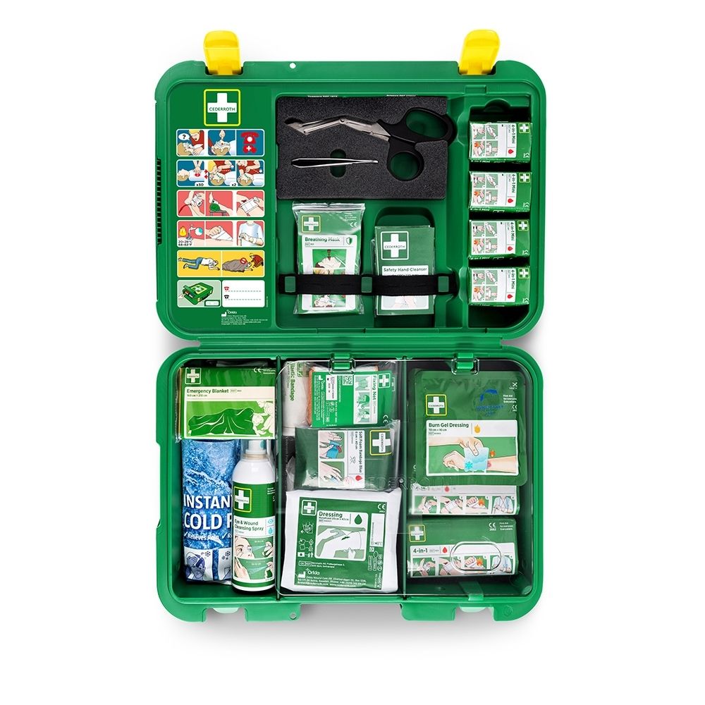 Open groene EHBO-koffer met zichtbare inhoud, waaronder verbandmiddelen en coldpack.