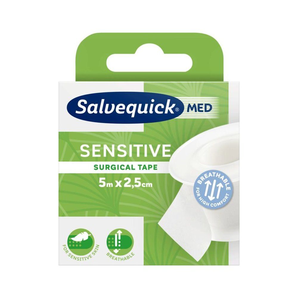 Ruban chirurgical Salvequick MED Sensitive. Rouleau blanc, 5 m x 2,5 cm. Emballage avec nom du produit, accents verts et pictogrammes.