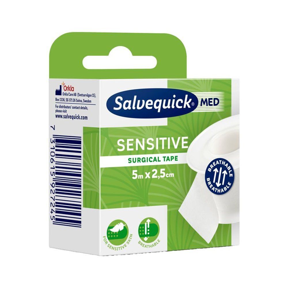 Salvequick MED Sensitive Surgical Tape. Verpakking met productnaam, groene accenten en pictogrammen. Witte rol, 5 m x 2,5 cm.
