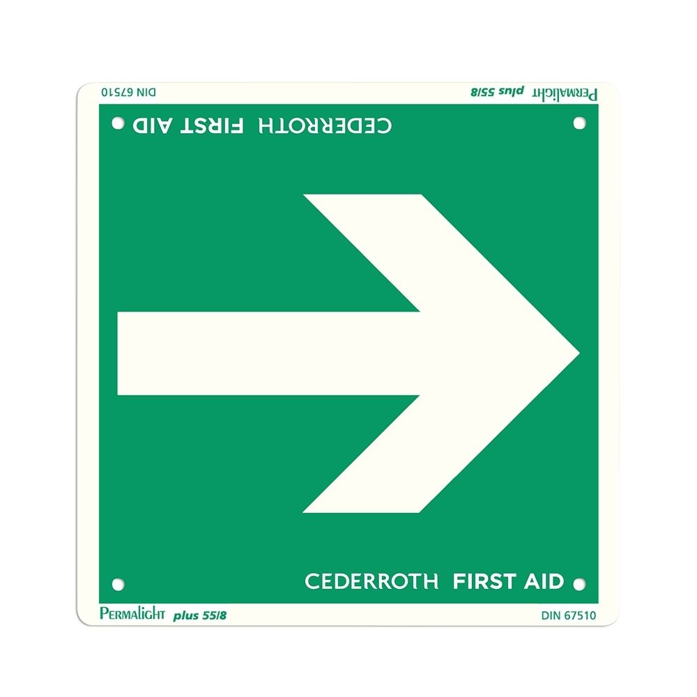 Pancarte verte avec flèche blanche vers la droite. Cederrroth First Aid en bas à droite.
