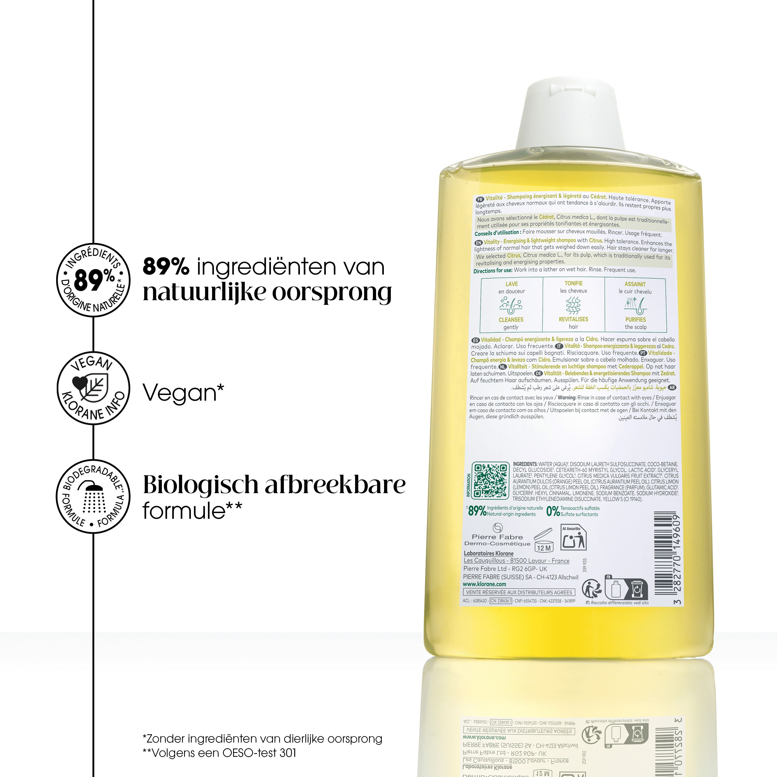 Achterkant van de Klorane shampoo fles. Tekst en informatie op wit etiket.